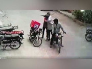 ڈاکوؤں کی روتے ہوئے فوڈ ڈیلیوری بوائے کوگلے لگانے کی ویڈیو وائرل