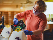 لائبریری کی نگراں نے بچوں کو ڈرون کے ذریعے کتابیں بھیجنا شروع کردیں