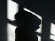 ظلم کی انتہا سوتیلی ماں نے کمسن بچوں کوزنجیروں سے باندھ دیا