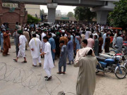 نوجوان پر پولیس تشدد کیخلاف دوسرے روز بھی احتجاج مشتعل ہجوم کا تھانے پر دھاوا