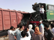 خان پور میں شالیمار ایکسپریس اور مال گاڑی میں تصادم