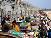 بجلی کاٹنے پر شہری مشتعل دھرنا دیکر کوٹری بیراج پل بند کر دیا