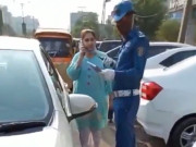 لاہور میں خاتون نے ٹریفک وارڈن کو تھپڑ ماردیا