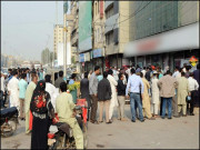 بینکوں کے باہر لائن کب ختم ہوگی