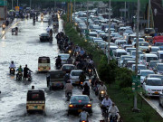 کراچی کے عوام بدستور بارش کی تباہ کاری اور لوڈشیڈنگ کا شکار