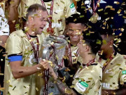 رشین کپ خوشیاں مناتے ہوئے کپتان کے ہاتھوں سے ٹرافی گرکر ٹوٹ گئی