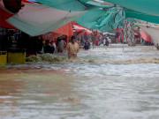 شدید بارش سے سپر ہائی وے سبزی منڈی بھی ڈوب گئی