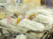 کورونا وائرس سے متاثر خاتون نے تین بچوں کو جنم دیدیا