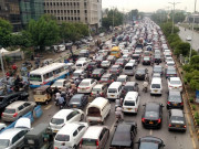 کراچی میں بارش کے دوران بدترین ٹریفک جام سڑکوں پر گاڑیوں کی طویل قطاریں