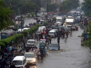 کراچی میں پھر طوفانی بارش سڑکیں تالاب بن گئیں 7 افراد جاں بحق