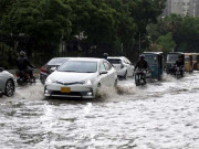 کراچی میں رات گئے پھر موسلا دھار بارش