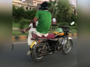 خواتین کی طرح پچھلی سیٹ پر بیٹھ کر موٹرسائیکل چلانے کی ویڈیو وائرل