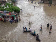 کراچی میں 3 افراد سیلابی پانی کے ریلے میں بہہ گئے 2  لاشیں مل گئیں
