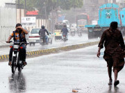 کراچی کے مختلف علاقوں میں موسلادھار بارش بجلی کی فراہمی معطل
