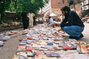 لاہور میں فٹ پاتھ پر پرانی کتابوں کے اسٹالز پر رونقیں بحال نہ ہو سکیں