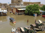 کراچی میں بارش سے تباہی کا جائزہ لینے کیلیے سیاسی رہنما گھروں سے نکل آئے