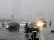 کراچی میں گرج چمک کے ساتھ کہیں تیز اور کہیں درمیانی بارش