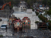 بارشوں کے دوران اداروں کی نااہلی پر معروف شخصیات کی تنقید