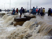 طوفانی بارشوں کے پیشِ نظر کراچی میں جمعہ کو عام تعطیل