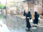 پانی کی عدم نکاسی سرجانی ٹاؤن میں سڑکوں اور گلیوں میں کیچڑ کی تہہ جم گئی