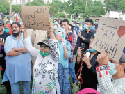 بارش کے پانی کی نکاسی نہ ہوسکی کلفٹن اور ڈیفنس کے مکینوں کا احتجاج جاری