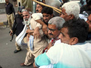 تنخواہوں اور مستقلی کیلیے اسکولوں کے اساتذہ کا احتجاج