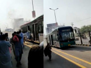 پشاور بی آر ٹی کی ایک اور بس میں آگ لگ گئی