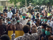 کراچی یونیورسٹی کھلتے ہی امتحانات کے اعلان پرطلبہ کا احتجاج 