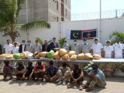 سمندر میں کشتی پر چھاپہ 82 کروڑ کی منشیات برآمد اور 8 ملزمان گرفتار