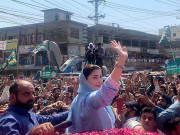 مریم نواز کو گارڈ کا مکا لگ گیا