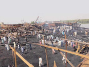 فش ہاربر پر کروڑوں روپے کی 8 لانچیں جل گئیں رزاق آباد میں تیل کے گودام میں آتشزدگی