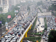 کراچی میں دوسرے روزبھی تیز بارش سڑکیں اور گلیاں تالاب بن گئیں  گھنٹوں ٹریفک جام 