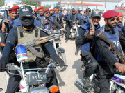   شہدائے کربلا کے چہلم کے سلسلے میں پولیس و رینجرز کا فلیگ مارچ