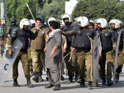 لاہور کسانوں پر پولیس کا لاٹھی چارج شیلنگ  مذاکرات کے بعد احتجاج ختم