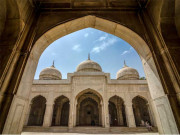 موتی مسجد شاہی قلعہ کے تہہ خانے میں توشہ خانہ کے آثارمل گئے