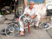 موٹر سائیکل کے وہیل مرمت کرنیوالے سیکڑوں کاریگر مشینی طریقہ کار سے نا واقف