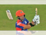 محمد الیاس کی گیند پر شاٹ کھیلنے والے افتخارکا بیٹ دو ٹکڑے ہوگیا