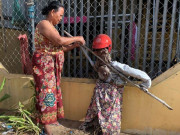 کمبوڈیا میں کورونا بھگانے کے لیے انسانی پتلے آویزاں