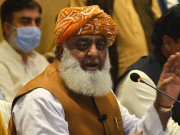 طاقت سے جلسہ روکا گیا تو کارکنوں کو بھی ڈنڈا اٹھانے کی اجازت ہے مولانا فضل الرحمان
