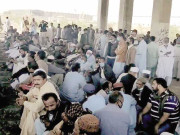 اسٹیل ملز کے برطرف ملازمین کا ریلوے لائن پر دھرنا نظام درہم برہم