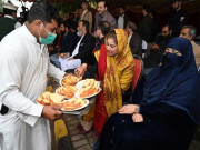 وزیراعلیٰ خیبر پختون خوا کی گھر کے باہر احتجاج پر بیٹھے اپوزیشن کی چائے کیک سے تواضع