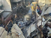 کراچی طیارہ حادثے کی رن وے پر پیٹ کے بل لینڈنگ کی ویڈیو سامنے آگئی