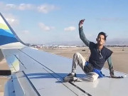 امریکا میں ایک شخص پرواز کیلیے تیار جہاز کے بازو پر چڑھ گیا ویڈیو وائرل