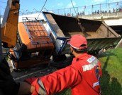 انڈونیشیا ٹرک اور ٹریلر میں تصادم 18 افراد ہلاک 13 زخمی 