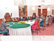 عارف علوی کی صنعتکاروں کو گیس بحران پر قابو پانے کی یقین دہانی