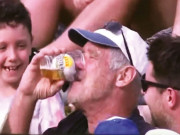 ڈیوڈ مالان کے چھکے پرگیند تماشائی کے بیئر گلاس میں جا گری