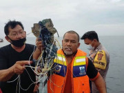 انڈونیشیا میں لاپتہ طیارے کا بلیک باکس اور انسانی اعضا مل گئے