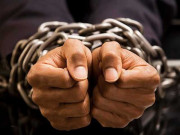 دودھ چوری کاالزام‘زمیندارنے ملازم کوزنجیروں سے باندھ دیا