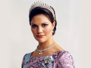 رومسویڈش شہزادی وکٹوریہ سیر کے دوران برف پر پھسل کر گر گئیں معمولی چوٹیں آئیں