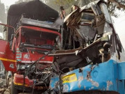 بھارت میں مسافر بس اور ٹرک کے درمیان خوفناک تصادم 10 ہلاک